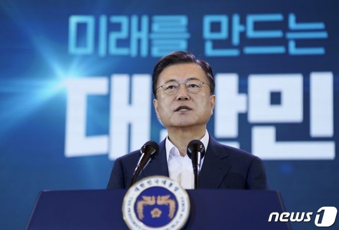 문재인 대통령이 14일 청와대에서 '한국판 뉴딜 2.0-미래를 만드는 나라 대한민국'이라는 주제로 열린 제4차 한국판 뉴딜 전략회의에서 기조연설을 하고 있다.(청와대 제공) 2021.7.14/뉴스1