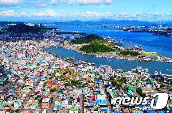전남 목포 특급호텔 건립 계획이 안갯속에 빠졌다. 지역 시민단체 반대에서 전국 규모의 반대운동으로 확산되면서 지역사회 여론도 둘로 쪼개지고 있다. 유달산에서 바라본 삼학도 /뉴스1