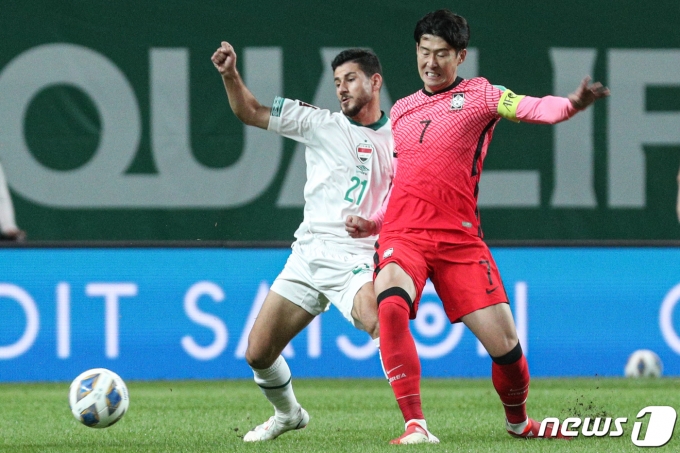 [사진] 손흥민 '전반부터 거친 몸싸움'