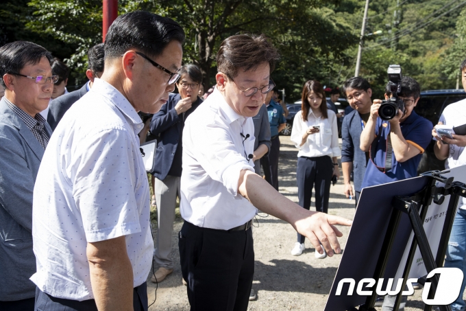 이재명 경기도지사가 지난 2019년 8월 양주 석현천 고비골과 여울목 일대 영업소 2곳의 철거현장을 찾아 직접 작업을 지휘하고 있다. (경기도 제공)© 뉴스1