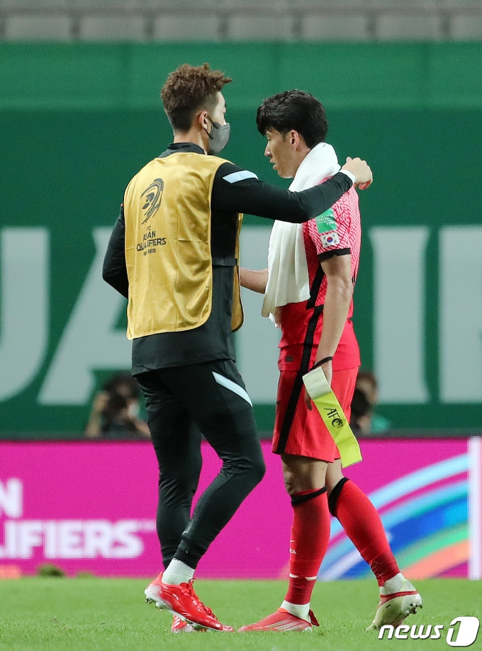 [사진] 손흥민 위로하는 조현우