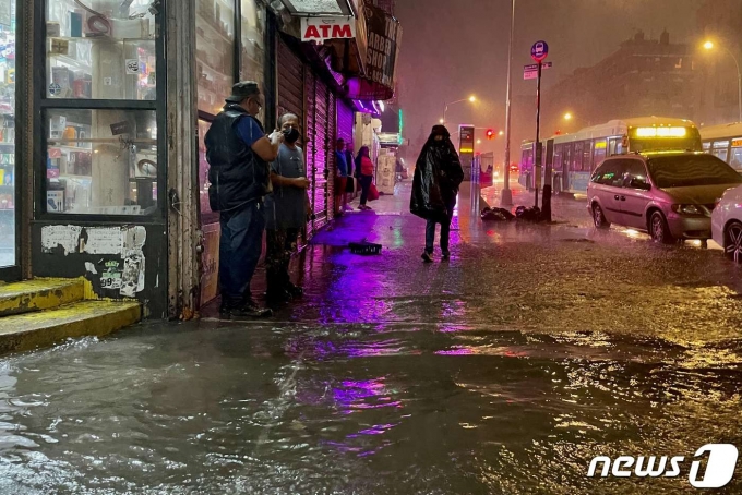 1일(현지시간) 미국 뉴욕의 거리에서 시민들이 태풍 아이다가 뿌리는 폭우를 피하고 있다. © AFP=뉴스1 © News1 구진욱 기자