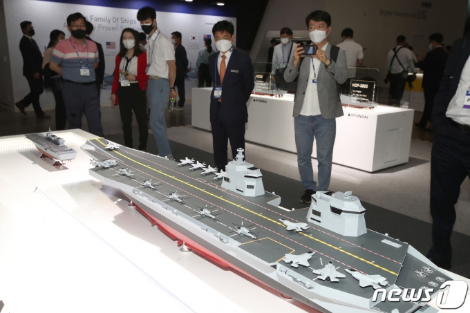 지난 6월9일 부산 벡스코에서 열린 '2021 부산국제조선해양대제전' 현대중공업 부스에 경항공모함 모형이 전시돼 있다. 2021.6.9/뉴스1 © News1 여주연 기자