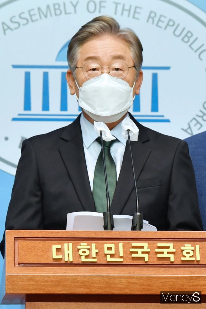 지난 2일 이재명 경기도지사가 한 유튜브 채널에 출연해 과거 경기도 계곡 정비 사업을 회상했다. 사진은 지난달 26일 이 지사가 에너지 전환 정책 발표하는 모습. /사진=임한별 기자