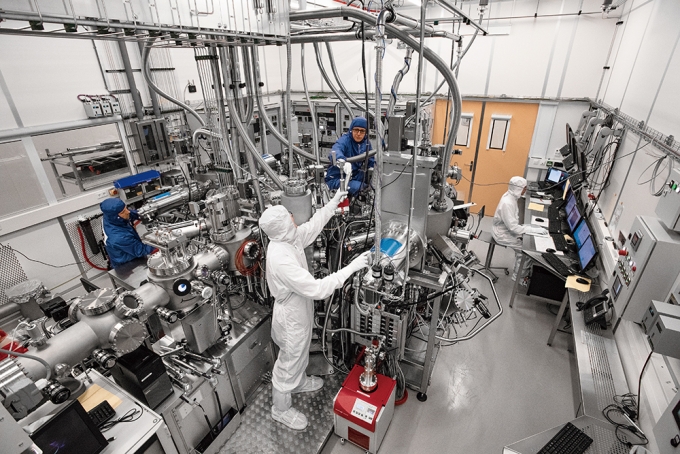 MS 과학기술자들이 양자 기술 클린룸에서 작업하는 모습. /사진제공=MS