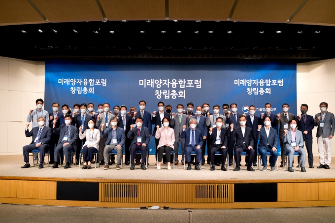 지난 6월30일 경기도 수원시 한국나노기술원에서 열린 미래양자융합포럼 창립총회에서 임혜숙 과기정통부 장관 등 참석자들이 기념촬영을 하는 모습. /사진=과기정통부