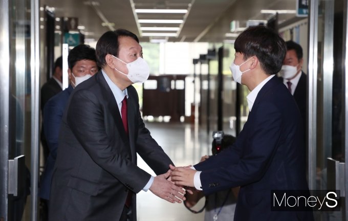 [머니S포토] 악수하는 이준석·윤석열