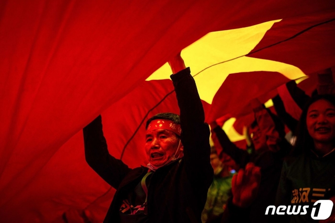 중국 축구대표팀을 응원하는 한 팬의 모습 © AFP=뉴스1