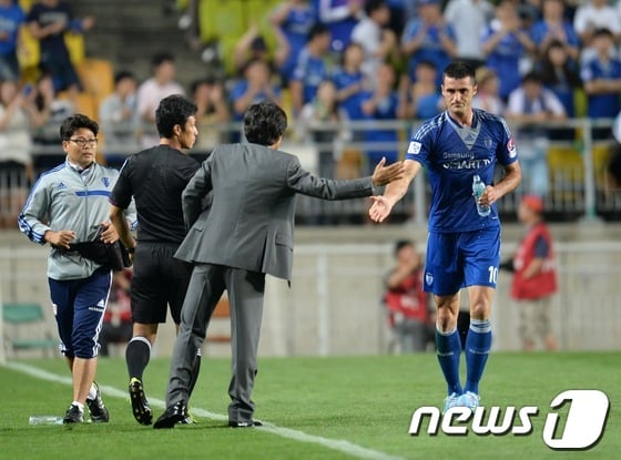 26일 오후 수원월드컵경기장에서 열린 '2013 프로축구 K리그 클래식' 수원삼성과 전북현대 경기에서 후반전 라돈치치(수원)이 팀의 네번째 골이자 역전골을 성공시킨 후 서정원감독과 하이파이브를 나누고 있다.2013.6.26/뉴스1