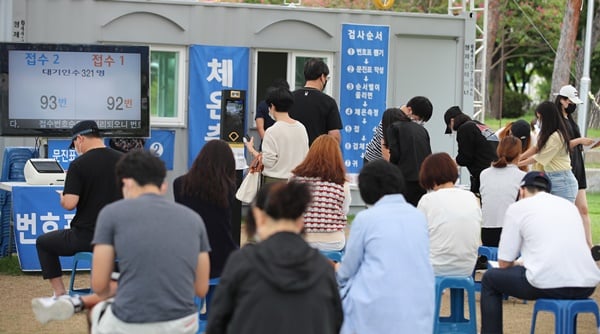 7일 0시 기준으로 발표될 신규 확진자 수는 다소 늘어날 전망이다. 사진은 지난 6일 오전 대전시청 남문광장에 마련된 선별진료소에서 시민들이 신종 코로나바이러스 감염증(코로나19) 검사를 받기 위해 기다리고 있는 모습. /사진=뉴스1