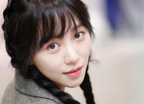 권민아가 이번에는 호텔서 흡연하는 사진을 올렸다가 삭제해 논란이 일고 있다. /사진=뉴스1