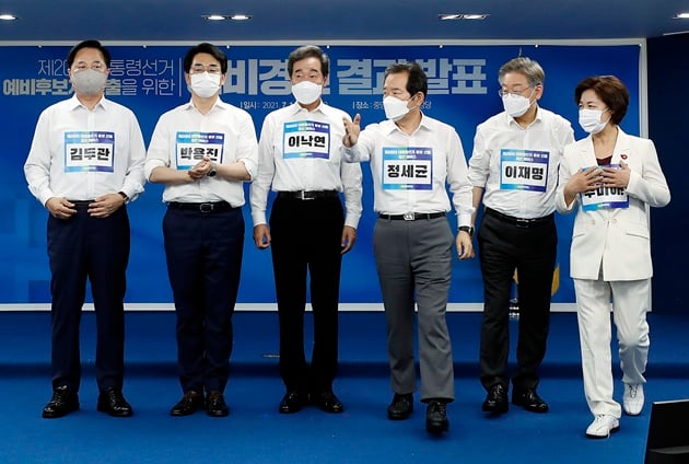 더불어민주당 제20대 대통령선거 경선후보들이 7일 경선 후보자 TV토론에 참석한다. 사진은 7월11일 서울 여의도 더불어민주당 중앙당사에서 열린 제20대 대통령선거 예비후보자 선출을 위한 예비경선 결과 발표에서 본경선에 진출한 (사진 왼쪽부터) 김두관·박용진·이낙연·정세균·이재명·추미애 후보가 기념촬영을 마치고 자리로 향하고 있는 모습. /사진=뉴스1