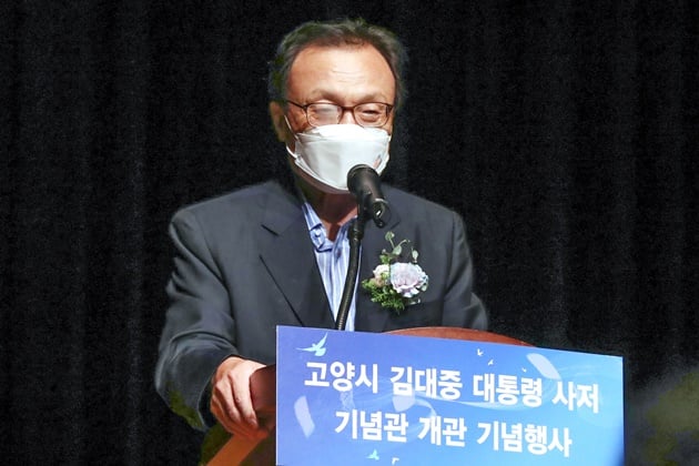 7일 이해찬 전 더불어민주당 대표는 '윤석열 전 검찰총장의 고발 사주 의혹'과 관련해 총선 때 공작이 있었다며 정치 검찰이 선거에 개입한 것이라고 말했다. 사진은 이 전 대표가 6월14일 오전 경기도 고양시 아람누리에서 열린 '김대중 대통령 사저 기념관 개관 기념행사'에 참석해 축사를 하고 있는 모습. /사진=뉴스1