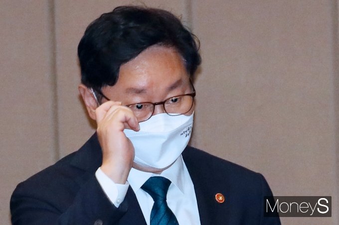 [머니S포토] 국회 예결위, 안경 고쳐쓰는 박범계 법무 장관