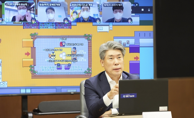 지난 6일 서울 을지로 기업은행 본점에서 윤종원 기업은행장이 메타버스 플랫폼을 통해 혁신창업기업 대표와 IBK창공 담당 직원들과 소통하고 있다./사진=기업은행