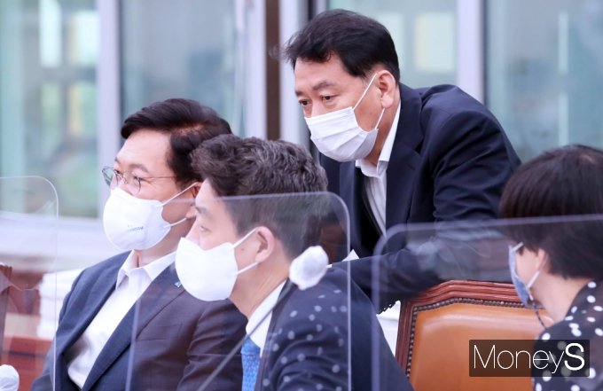 [머니S포토] 與 의원들과 의견 나누는 이광재 국회 외통위원장