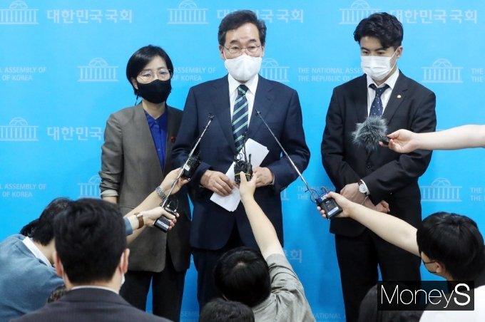 이낙연 전 더불어민주당 대표가 남은 경선 과정에서 네거티브 중단을 선언했다. 사진은 이 전 대표가 7일 서울 여의도 국회 소통관에서 경제부흥 비전 발표 기자회견 후 취재진 질의에 답하고 있는 모습. /사진=임한별 기자