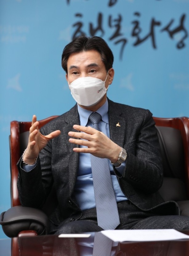 서철모 화성시장이 7일 청와대에 시민 중심의 신규 공공택지가 개발될 수 있도록 법·제도적 정비 및 정책적 대책 마련을 촉구하는 건의문을 전달했다. / 사진제공=화성시