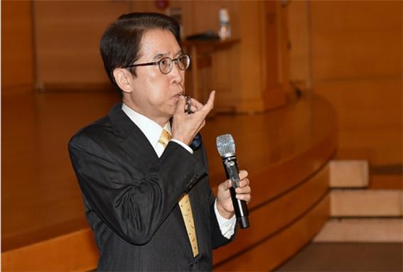 어피니티 컨소시엄이 교보생명과 풋옵션 분쟁 판정 결과에 승복하지 않으며 추가로 갈등이 발생할 소지가 생겼다. 양측은 법령 해석을 달리하며 서로 승소했다고 주장하는 중이다. 사진은 신창재 교보생명 회장./사진=교보생명