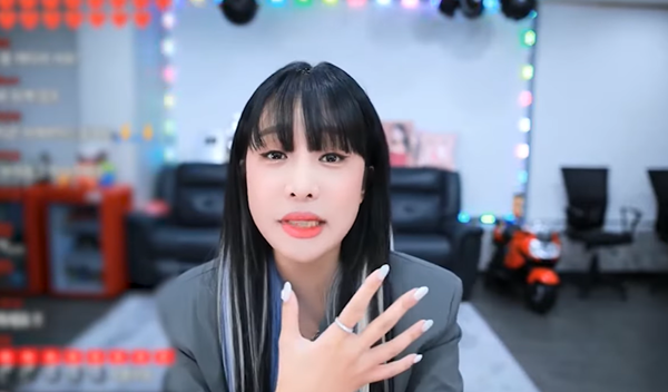 지난 3일 BJ랄랄이 유튜브에 중학생에게 받은 수백만원의 별풍선을 환불하지 않겠다고 밝혀 누리꾼들의 반응이 엇갈리고 있다. 사진은 BJ 랄랄의 모습. /사진=랄랄ralral 유튜브 캡처 