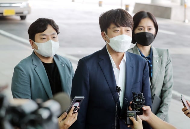 이준석 국민의힘 대표는 최근 논란이 된 부친의 농지법 위반 여부에 대해 18세 때 일이라 취득 경위를 알지 못한다고 말했다. 사진은 이 대표가 7일 오후 제주 서귀포시 국제컨벤션센터(ICC제주)에서 열린 제8회 국제전기자동차엑스포(IEVE)를 찾아 취재진 질문에 답변하고 있는 모습. /사진=뉴스1