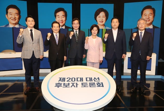 더불어민주당 제20대 대통령선거 후보를 뽑기 위한 1차 국민선거인단 투표가 8일 시작된다, 사진은 더불어민주당 박용진, 정세균, 이낙연, 추미애, 김두관, 이재명(왼쪽부터) 대선 경선 후보가 지난 7일 오후 대구 수성구 두산동 TBC 스튜디오에서 열린 TV토론회에 참석해 본격적인 토론에 앞서 포토타임을 갖고 포즈를 취하고 있는 모습. /사진=뉴스1