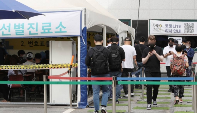 최근 신종 코로나바이러스 감염증(코로나19) 신규 확진자 가운데 20세 미만 젊은층이 고령층보다 많은 것과 관련, 방역당국이 연령대별 전파력 차이는 없다고 말했다. 사진은 서울 강남구 선별진료소에 시민들이 검사를 위해 대기하고 있다./사진=김휘선 머니투데이 기자