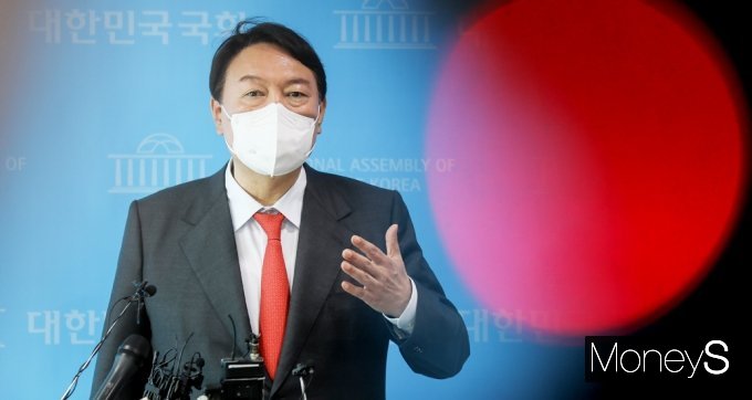 '고발 사주 의혹'의 제보자로 지목된 A씨가 김웅 의원(국민의힘·서울 송파갑)과 윤석열 전 검찰총장에 법적 대응을 준비하고 있다고 밝혔다. 사진은 윤 전 총장이 지난 8일 서울 여의도 국회 소통관에서 최근 불거진 '고발 사주' 의혹 관련 해명 기자회견을 갖고 있는 모습. /사진=임한별 기자