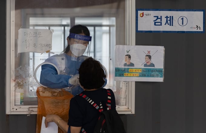 신종 코로나바이러스 감염증(코로나19) 신규 확진자가 9일 0시 기준 2049명을 기록했다. 사진은 지난 8일 서울 중구 서울역광장 임시선별진료소에서 코로나19 검사를 받는 시민 모습. /사진=뉴스1