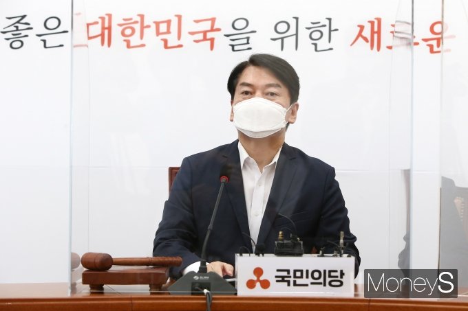 9일 안철수 국민의당 대표는 대선주자들의 모병제 거론에 대해 국방까지 표풀리즘으로 칠갑할 것이냐며 지적했다. 사진은 안 대표가 9일 서울 여의도 국회에서 열린 최고위원회의에서 발언하고 있는 모습. /사진=임한별 기자