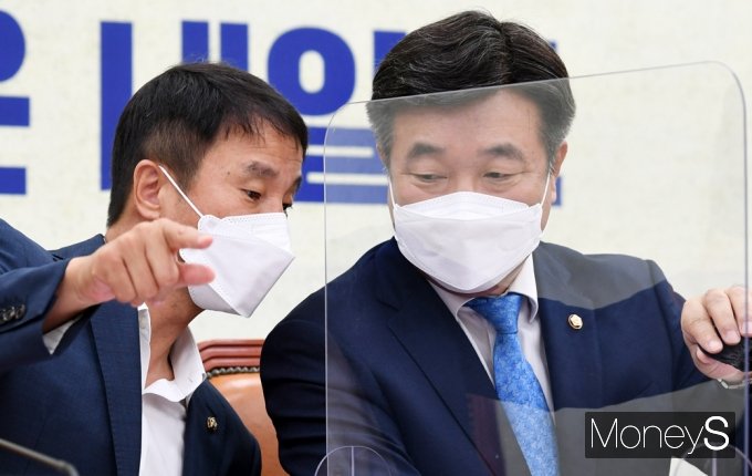 [머니S포토] 與 윤호중 
