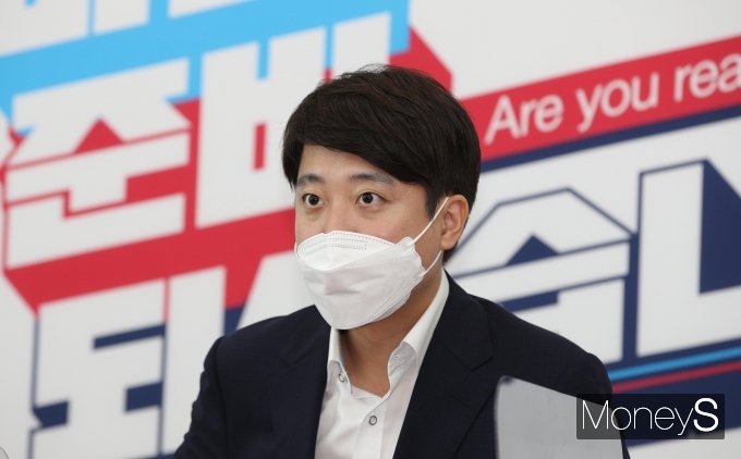 이준석 국민의힘 대표가 윤석열 전 검찰총장 고발 사주 의혹과 관련해 공명선거추진단을 꾸려 조사하겠다고 밝혔다. 사진은 이날 서울 여의도 국회 최고의원회의에서 발언하는 이 대표. /사진=장동규 기자