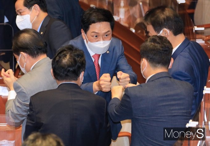 [머니S포토] 연설 마친후 의원들과 인사하는 김기현 원내대표