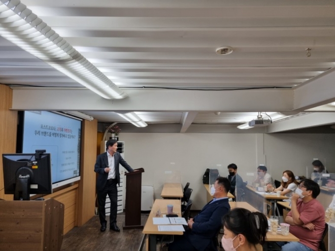 고객은 '지나가다' 매장에 들어오는 경우가 많아