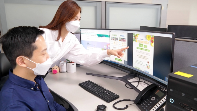 삼성전자 직원들이 '온라인 장터'에서 농산품을 고르는 모습. / 사진=삼성전자