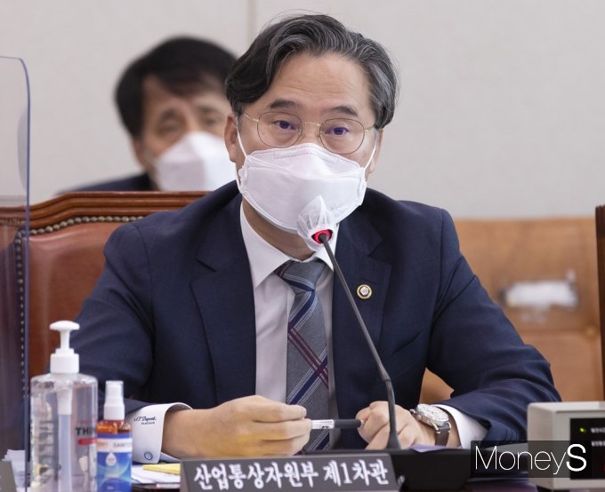 [머니S포토] '대선 공약 발굴' 지시 논란 질문 답하는 산업부 '박진규'