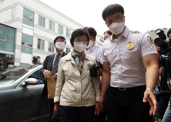 불법으로 요양병원을 운영하면서 급여 수십억원을 부정수급한 혐의를 받는 윤석열 전 검찰총장 장모 최모씨가 보석으로 풀려났다. 사진은 지난달 2일 의정부지방법원에서 열린 1심 선고공판에 출석하는 최씨. /사진=뉴시스