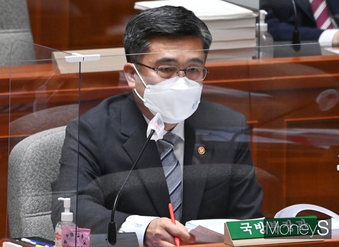 [머니S포토] 예결위 질의 답하는 서욱 국방 장관