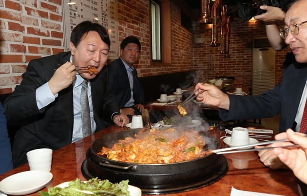 윤석열 전 검찰총장이 국민의힘 입당 후 처음으로 강원을 찾았다. 사진은 윤 전 총장이 9일 오후 강원 춘천시 명동 닭갈비골목을 찾아 강원지역 의원들과 식사하고 있는 모습. /사진=뉴스1