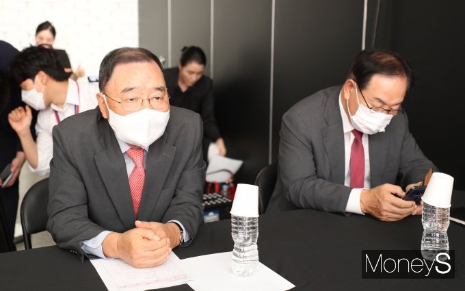 [머니S포토] 면접 모습 지켜보는 정홍원 선거관리위원장