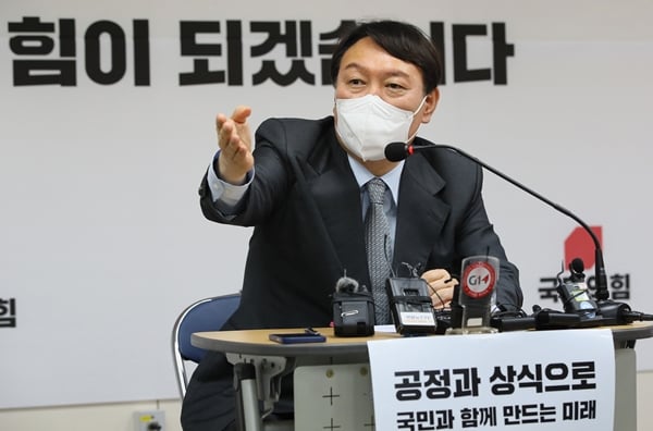 윤석열 전 검찰총장이 지난 8일 기자회견에서 자신의 의혹을 보도한 매체가 '메이저 언론'이 아니어서 신뢰할 수 없다는 취지의 발언을 했다. 사진은 9일 강원 춘천시 강원도당에서 열린 언론간담회에서 취재진과 대화하는 윤석열 전 총장. /사진=뉴스1 