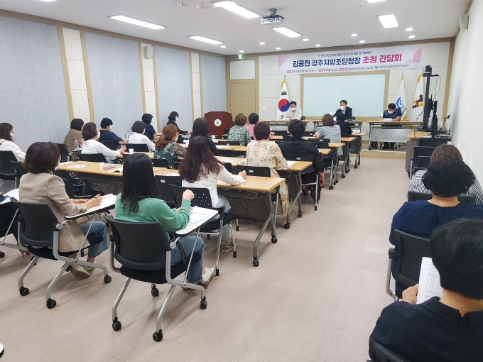 광주지방조달청은 9일 한국여성경제인협회 전남지회 소속 여성기업 대표자들과 간담회를 갖고 애로 및 건의사항을 듣는 시간을 마련했다/사진=광주지방조당청 제공.