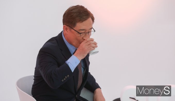 [머니S포토] 물 마시는 최재형 예비후보