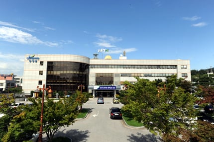 전남 장성군이 제14회 치매 극복의 날을 맞아 보건복지부 장관 표창을 수상했다. 치매 우수 프로그램 운영을 통해 치매 친화적 환경을 구축한 점을 높이 평가받았다./장성군청