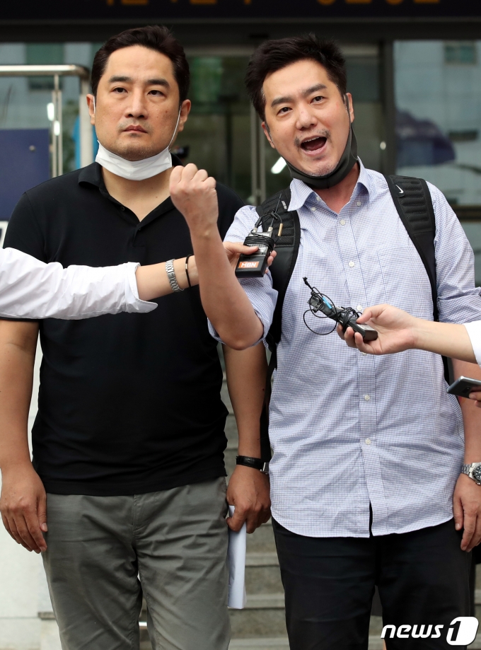 경찰이 유튜브 채널 '가로세로연구소(가세연)' 출연진인 강용석 변호사와 김세의 전 MBC기자에 대해 신청한 구속영장이 검찰에서 기각됐다. 강용석 변호사와 김세의 전 기자가 9일 오후 서울 강남경찰서를 나서며 취재진의 질문에 답하고 있다. 경찰은 지난 7일 사이버 명예훼손·모욕 등 혐의로 10여건 이상 피소된 '가세연' 출연진 3명에 대해 체포영장을 집행했었다. 또 다른 가세연 멤버인 유튜버 김용호는 경찰 조사를 마친 뒤 이날 오전에 석방됐다. 2021.9.9/뉴스1 © News1 이광호 기자