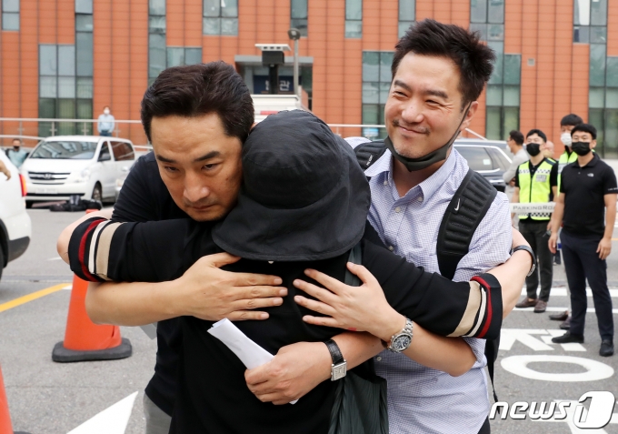 경찰이 유튜브 채널 '가로세로연구소(가세연)' 출연진인 강용석 변호사와 김세의 전 MBC기자에 대해 신청한 구속영장이 검찰에서 기각됐다. 강용석 변호사와 김세의 전 기자가 9일 오후 서울 강남경찰서를 나서며 지지자와 포옹하고 있다. 경찰은 지난 7일 사이버 명예훼손·모욕 등 혐의로 10여