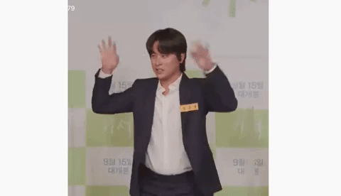 지난 8일 오후 네이버를 통해 영화 '기적'의 무비토크 V라이브가 열렸다. 사진은 프리 댄스를 선보인 배우 박정민. /영상=V라이브 캡처