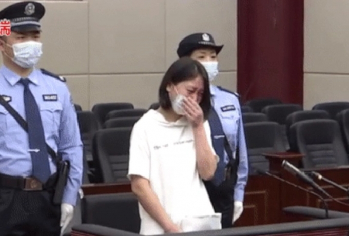 중국의 40대 여성이 7명을 살해한 혐의로 20년 만에 붙잡힌 가운데 억울하다며 눈물을 쏟았다. (신화통신 갈무리) © 뉴스1