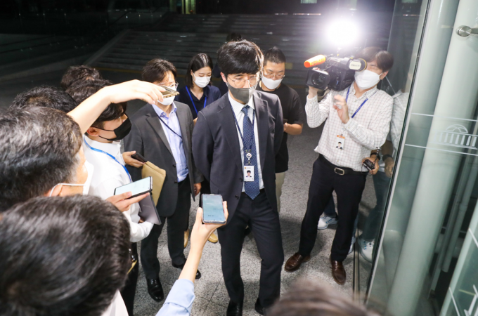지난 10일 고위공직자범죄수사처(공수처) 박시영 검사와 수사팀이 '검찰 고발 사주' 의혹 관련해 서울 여의도 국민의힘 김웅 의원실 압수수색을 중단한 뒤 철수하고 있다./사진=뉴시스