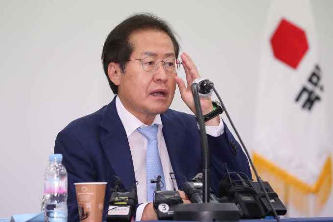 더불어민주당 대선주자인 이재명 경기지사 측이 국민의힘 대선주자인 홍준표 의원을 겨냥해 "성폭행 자백범"이라고 일갈했다. 사진은 지난 10일 오후 대구 수성구 범어동 대구시당에서 열린 기자간담회에 참석해 발언 중인 홍 의원의 모습./사진=뉴스1